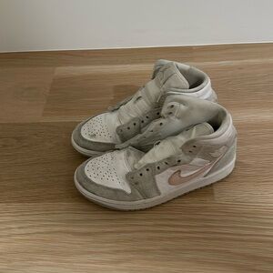 Air Jordan size 7 very cute used but still could be cleaned up